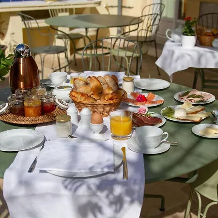 Le Clos D'argenson Bed & Breakfast 4*